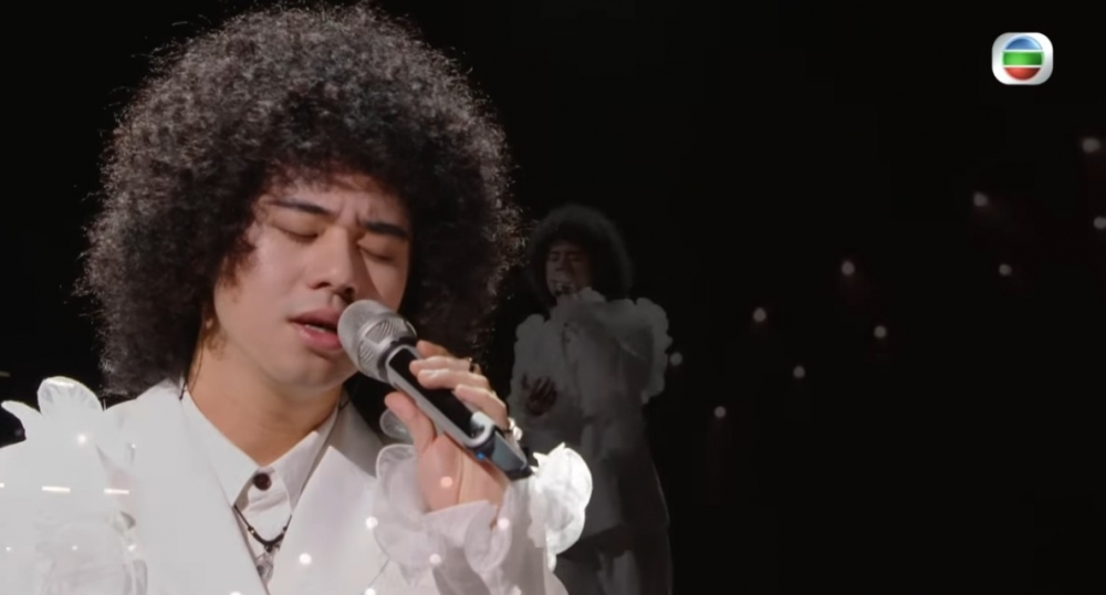 而且佢仲隔空表演！