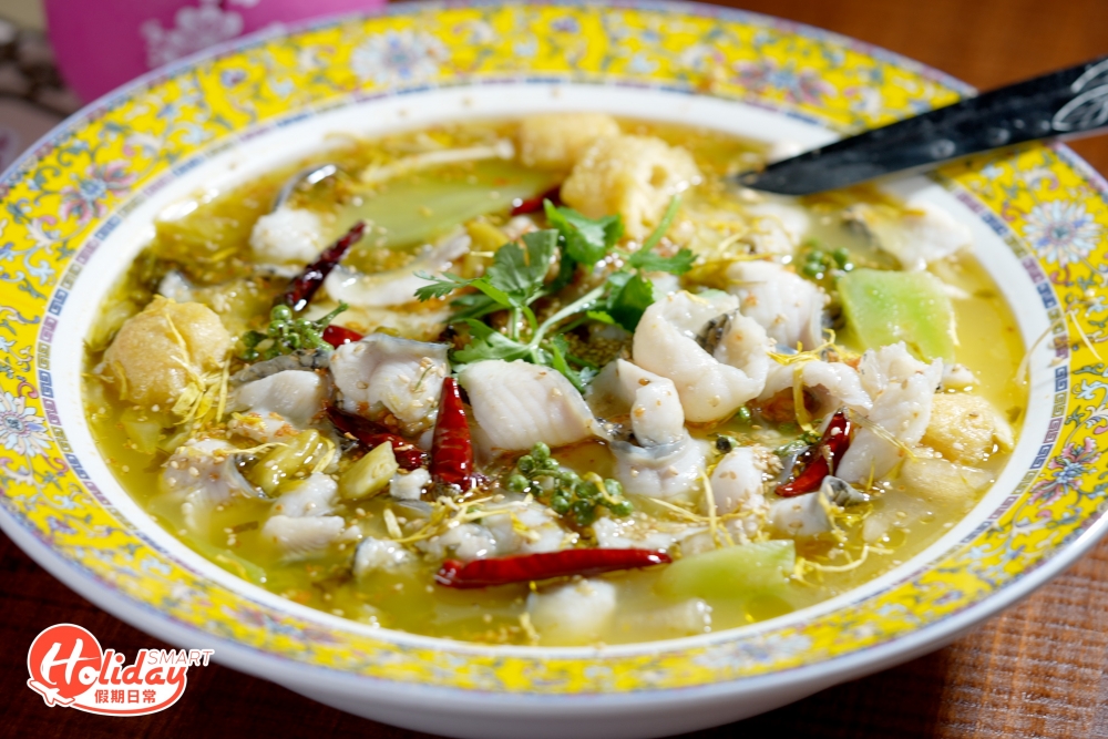 店內供應多款川菜菜式，而秘製酸菜魚是店內招牌之一，不出一年便賣出超過30,000份，皆因用材絕不馬虎，採用自家醃製酸菜及黑鱸魚，將鱸魚原條起骨，再切成魚片，魚片份量相當多，食落嫩滑少骨。