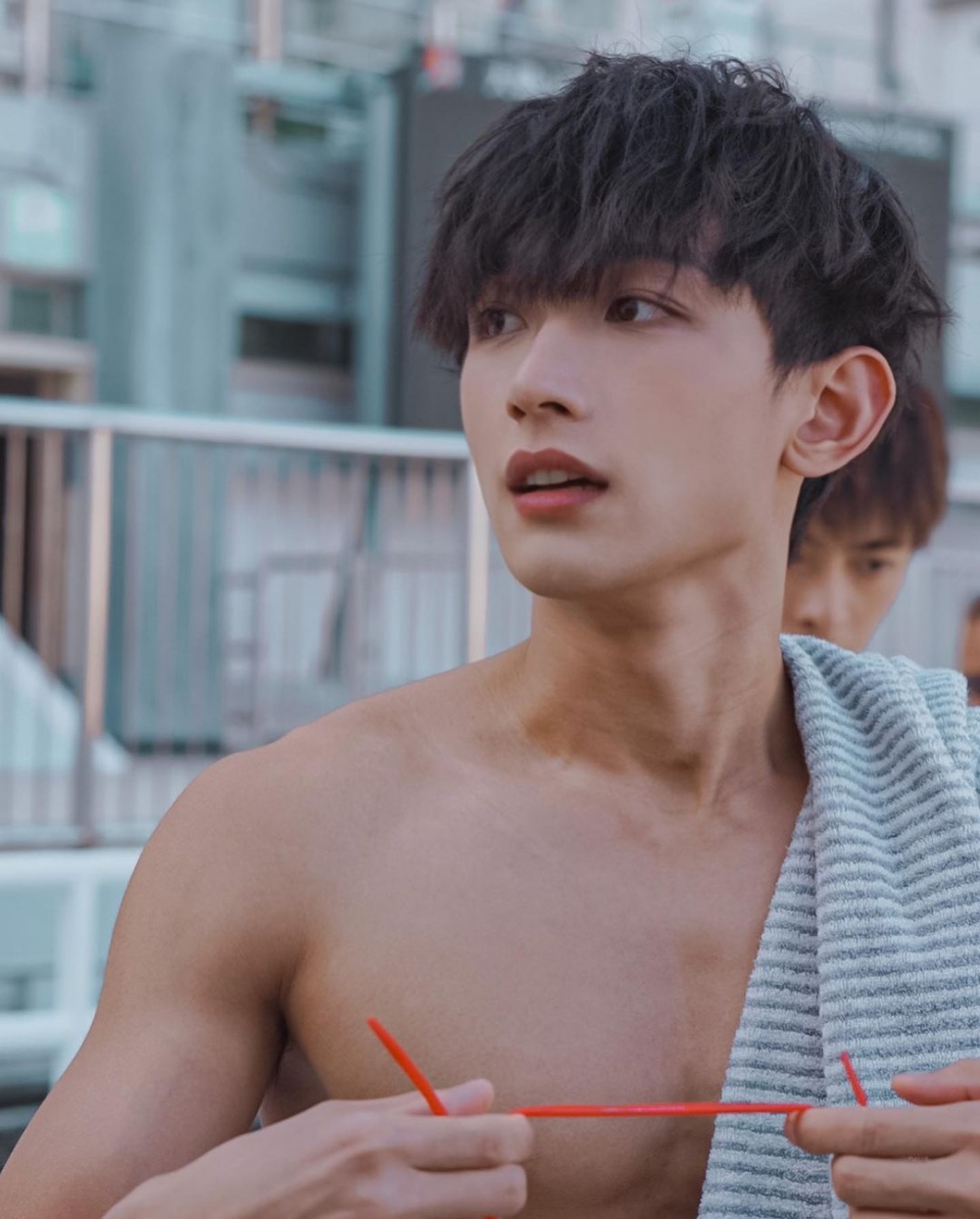 王智騫從昔日的潺仔變成8舊腹肌男！