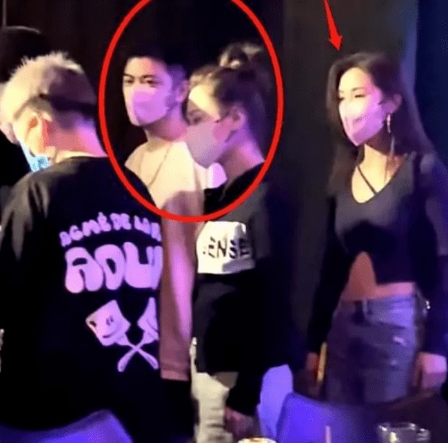 未知呢位神秘口罩男嘅真實身份,有網友稱佢係與Twins同行嘅
