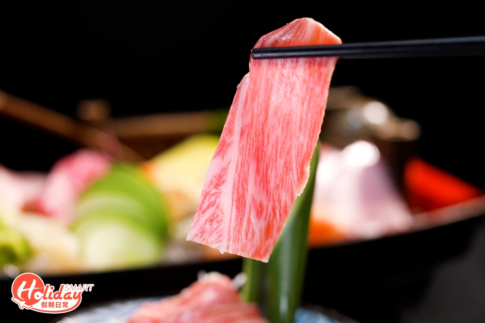 特級飛驒牛，以刺身方式呈上，吃時蘸少許秘製醬汁，更能帶出濃厚牛肉香。