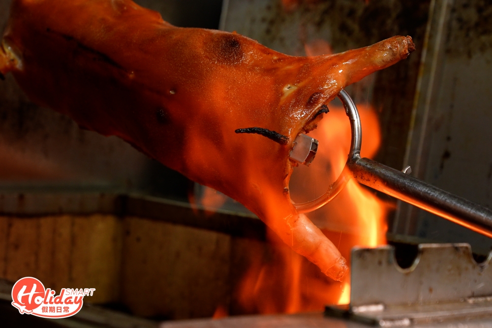 燒豬外皮燒得金黃色，迫出油香食落層次豐富得多，想吃的話記得提前預訂。