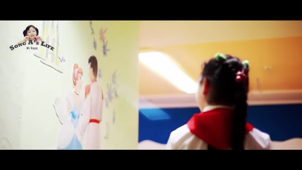 醫院走廊牆上有灰姑娘等貼紙