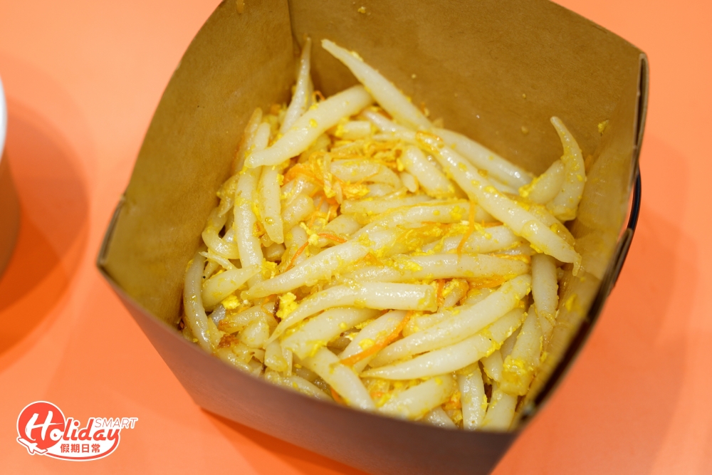 「邪惡銀針粉」是老闆私心推介，皆因銀針粉在坊間愈來愈少見，以紅蘿蔔、洋蔥、芽菜和雞蛋作為主要材料，在下鍋炒時更加入鹹蛋黃和菜脯，其菜脯更是特意找來從前在石籬車仔檔賣粉仔的主理人炮製，帶陣陣鹹香，食落口感更豐富惹味。