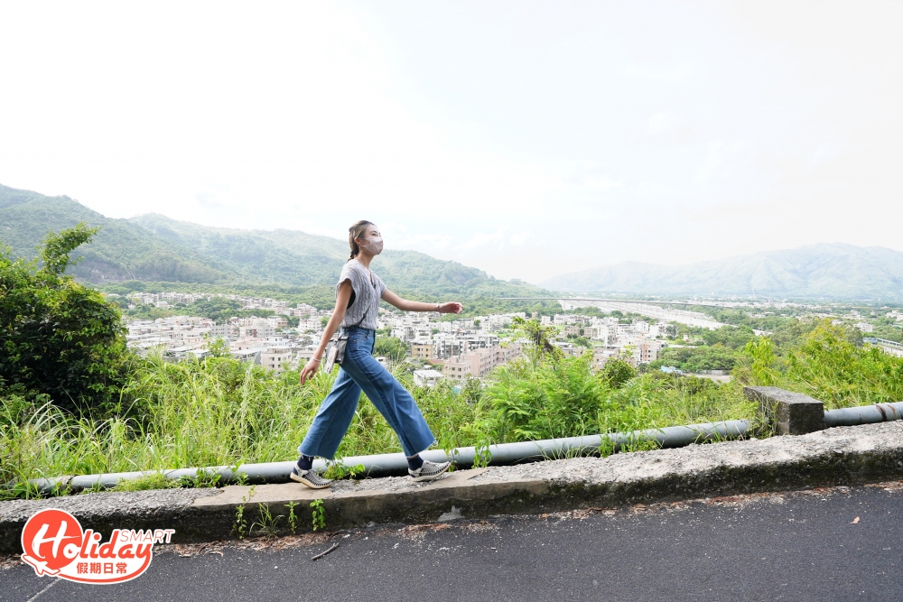 沿途是石屎路，景觀開揚，可以俯瞰錦田一帶的景觀，且有陣陣微風，雖然是上斜路，但都不會太過吃力。