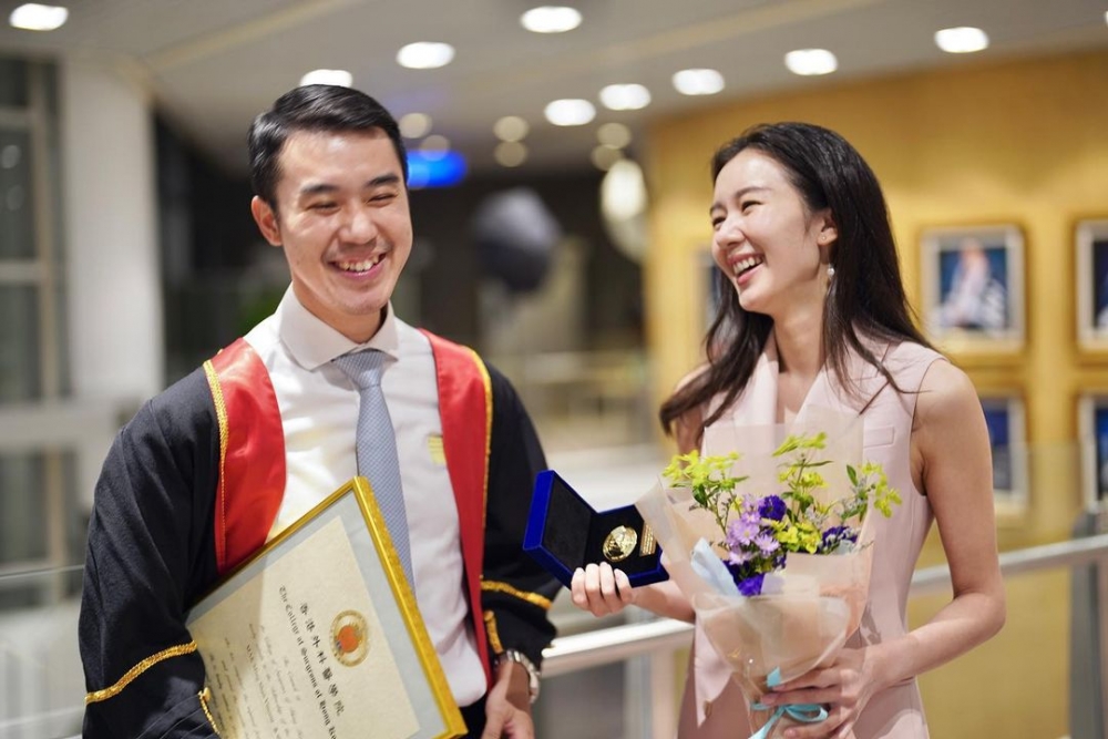 麥明詩任職醫生嘅哥哥同張光怡都係喺屯門醫院工作,不過麥明詩指兩人並唔認識。