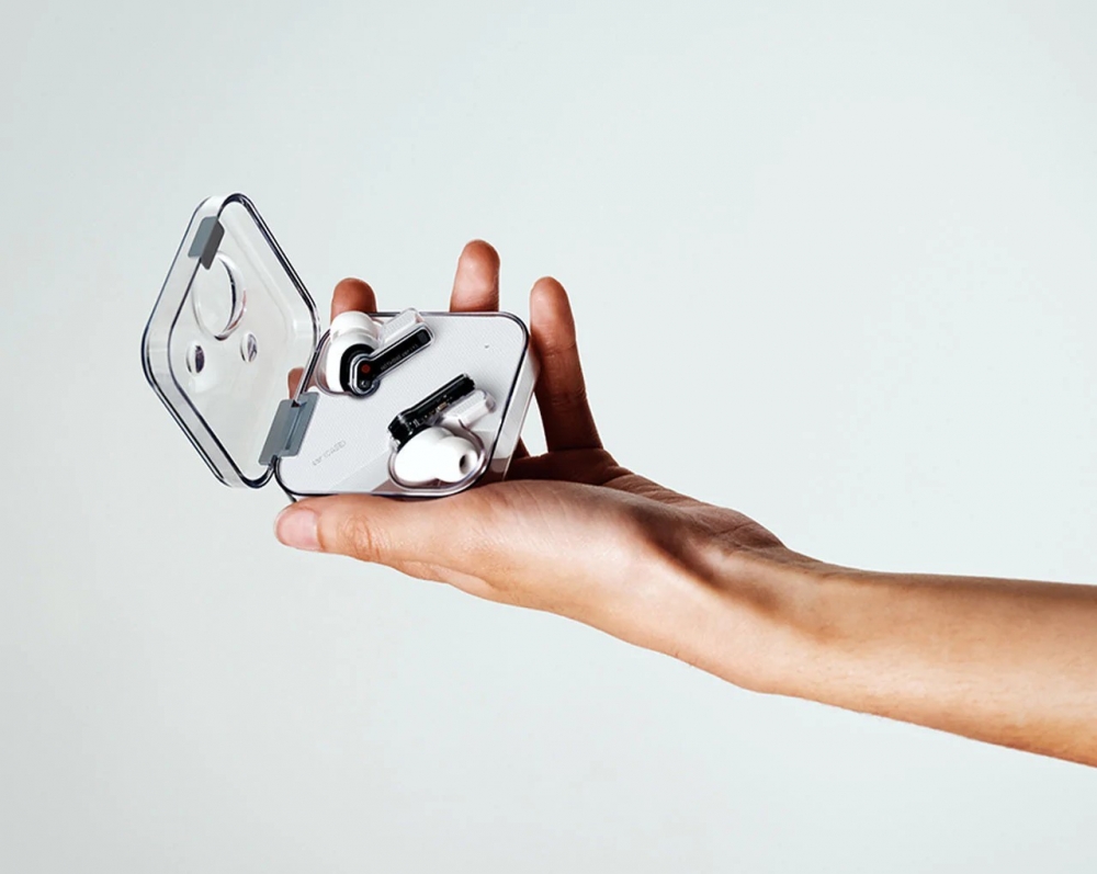 Phone(1)具備5W反向充電功能，可為Nothing Ear(1) 無線耳機隨時充電~