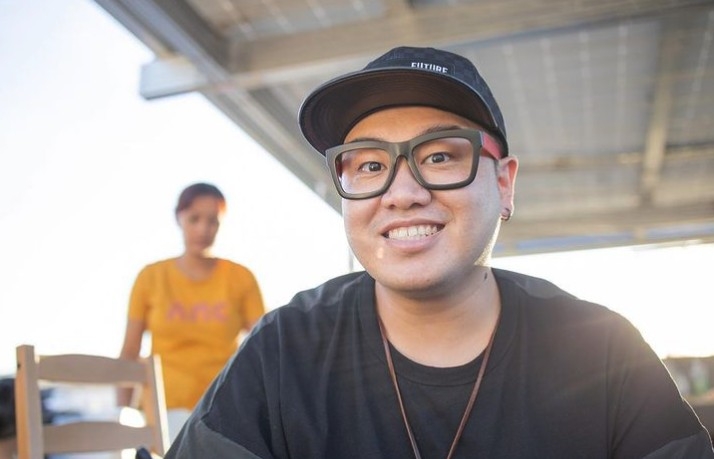 其後，佢就開始投身香港電競市場