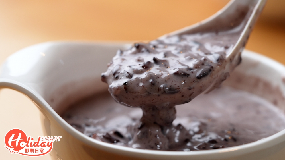 兩餸飯或三餸飯加$5更可以歎到泰式甜品，分別是西米露及黑糯米。2款甜品足料，味道也很濃郁，加入椰奶，食落陣陣椰香味！