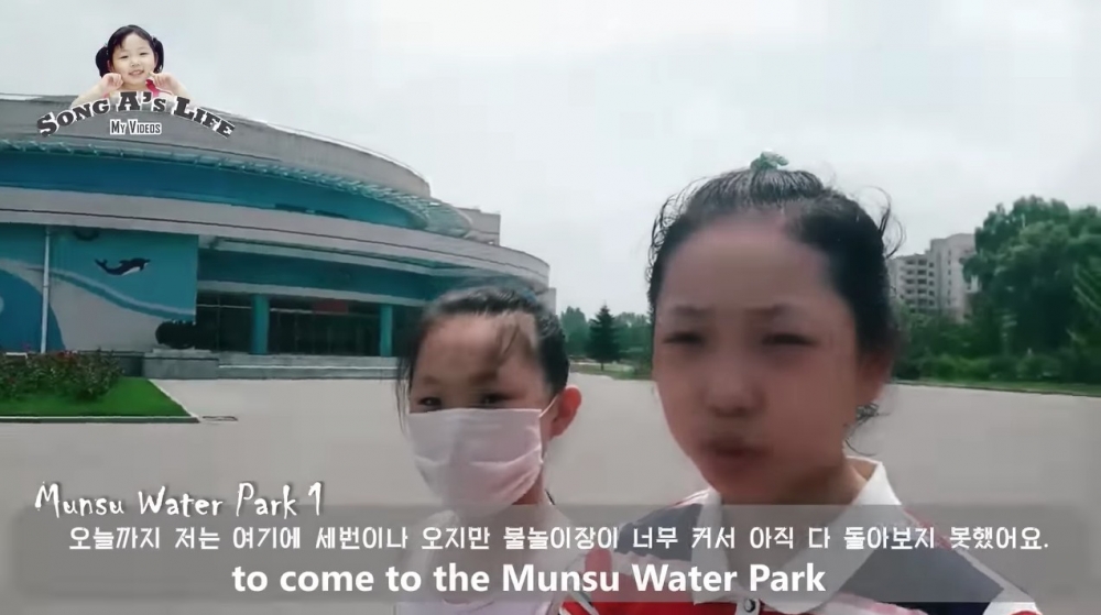 最新一個vlog松雅同好友松龍一齊去平壤嘅大型水上樂園「紋繡水上樂園(Munsu Water Park)」