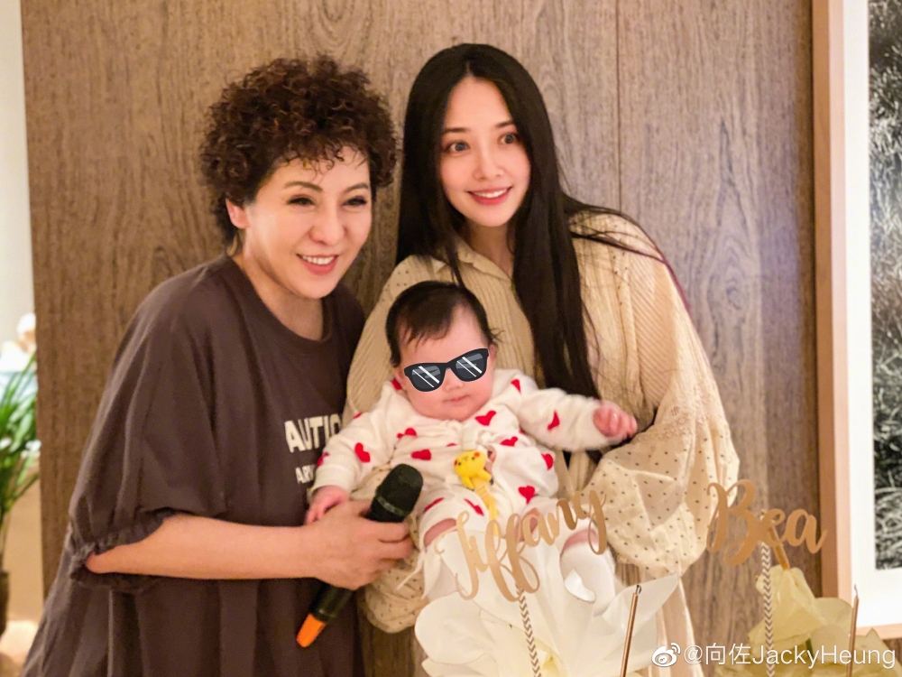 長文發表唔夠一日,向太就刪除微博