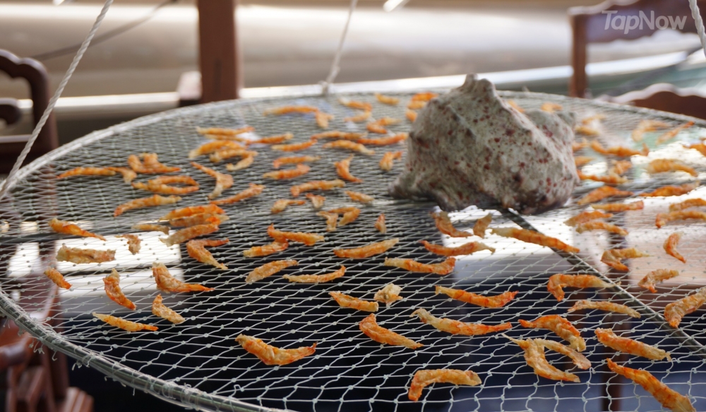 仲會演示漁民用傳統方法曬蝦乾