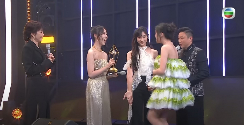 Yumi同windy負責頒獎