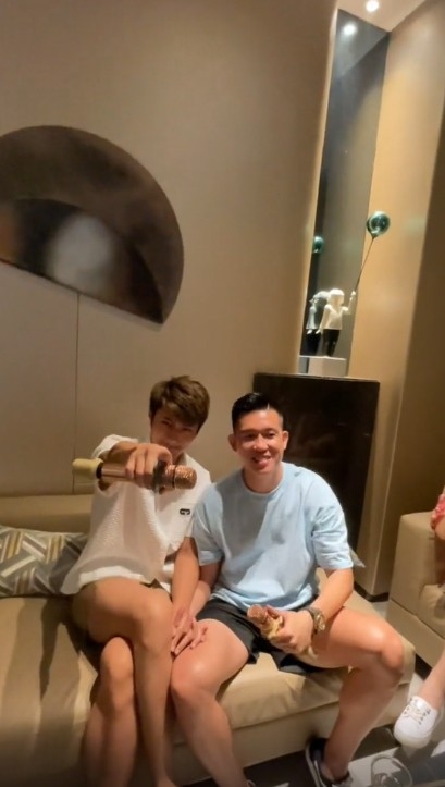 只見蔡淇俊與同性好友十指緊扣唱歌～