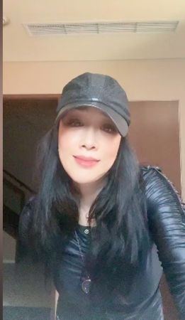 鍾麗緹著黑色皮質連身裝大跳熱舞。