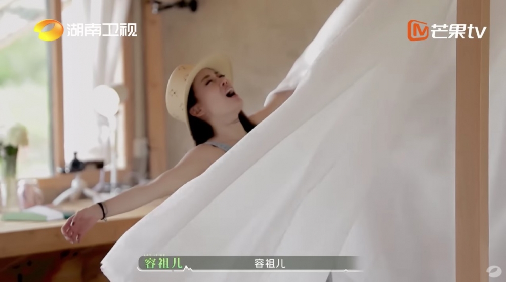 喺另一片段,容祖兒於屋內大嗌自己個名,釋放出壓力。