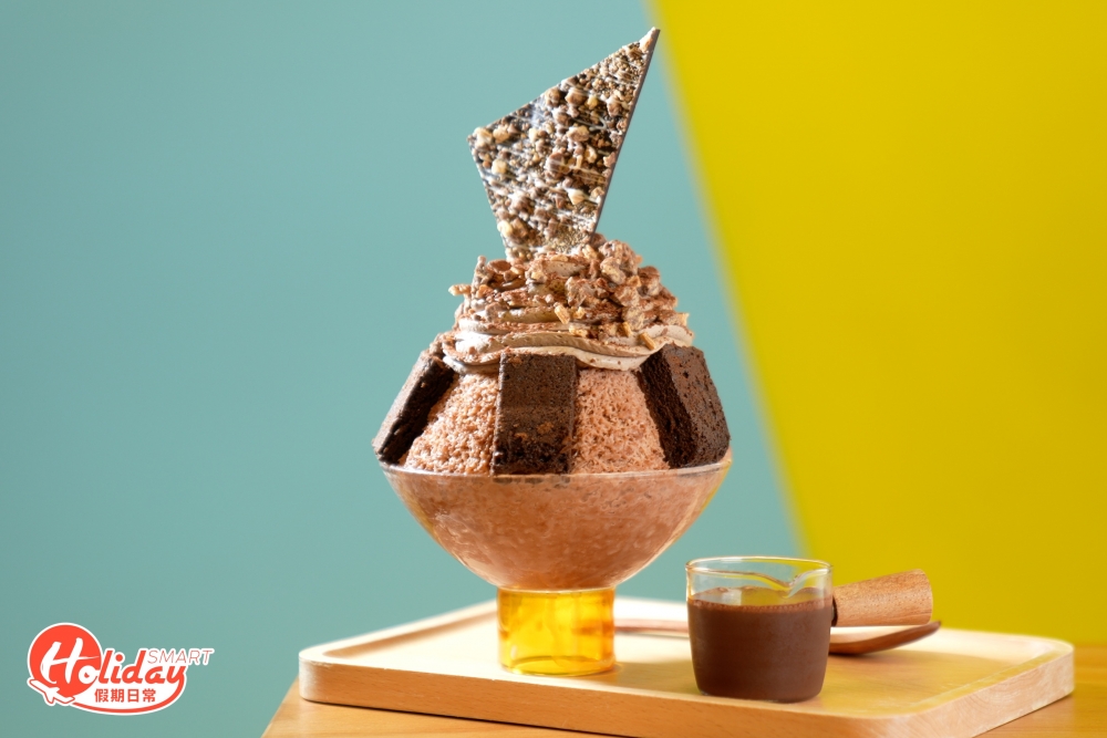 朱古力迷必食特濃四重朱古力雪花冰，刨冰由朱古力奶製成，師傅一邊用碗裝盛刨冰，一邊在內層加入配料不同甜品配料，外層冰片質感綿密細膩，入口即溶，不會食到顆粒感，朱古力味亦出奇地濃郁。