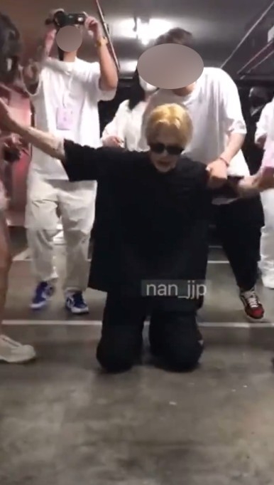 Jackson推開扶佢起身嘅工作人員