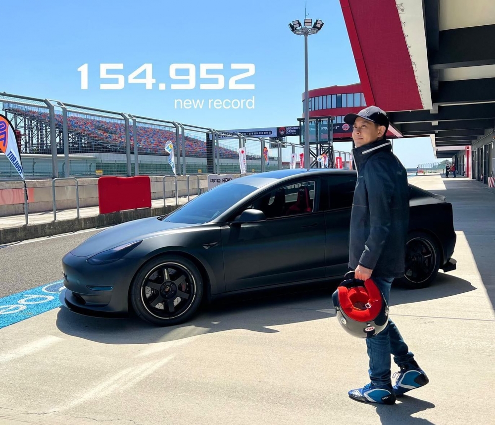 林志穎早前與兒子Jenson駕駛Tesla出門，期間疑失控發生車禍