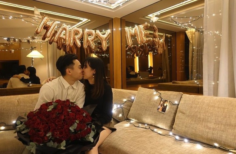 阿峯今年初與交往10年嘅女友結婚！