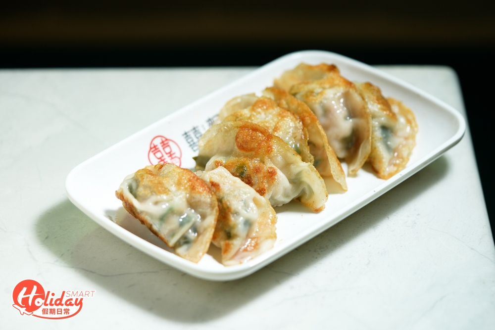 煎餃外皮煎得金黃色，食落香脆煙韌，餡料已經隱約透出，看得出是真材實料，更吃到豬肉鮮味，特別推介粟米冬菇口味，食落比湯餃更香口爽脆。