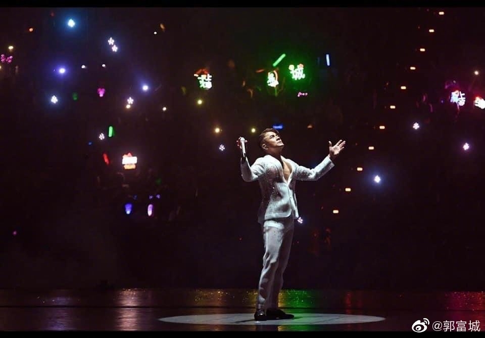 2013年,郭富城喺《舞臨盛宴》尾場演唱會中因為升降台鋼絲斷裂而從3米高空跌落