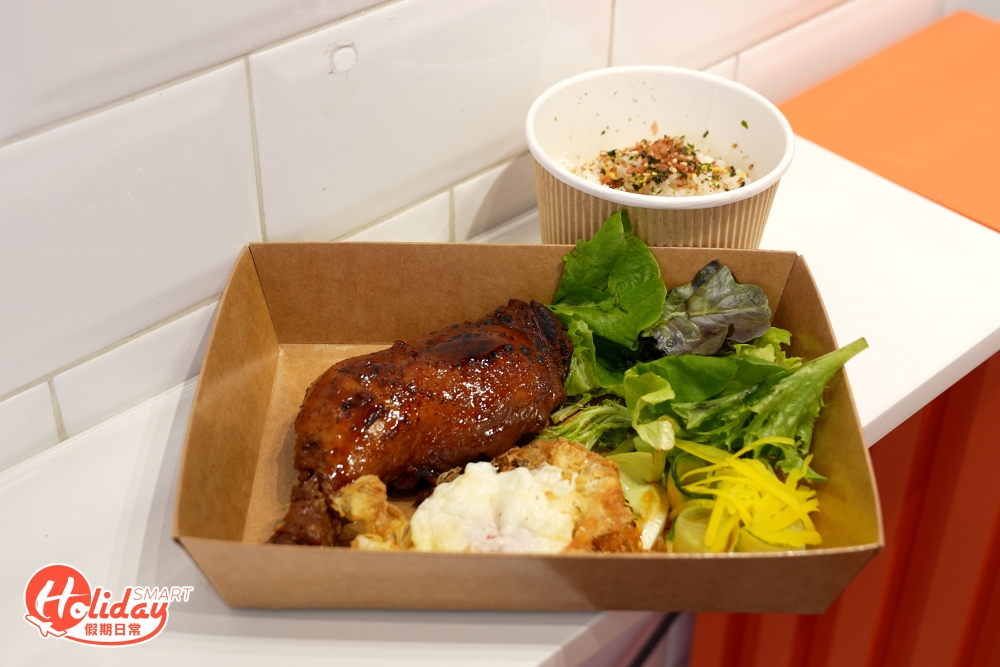 想更飽肚還有兩款飯食推介，分別是「蘭王炸蛋老味雞髀飯」和「蘭王炸蛋豬排飯」，前者自家滷水汁醃製的雞髀滷得夠入味，上碟前會再以火槍輕燒表面，令雞髀外皮香脆，裏面肉質嫩滑。