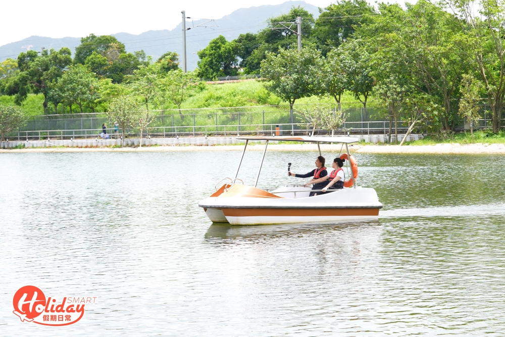 嫌水上競技場太刺激，其實今年場內設有8大夏日活動專區，除了水上競技場外，在浮台另一端還可以玩腳踏船或踏浪艇，如果想享受家庭樂可以玩腳踏船。