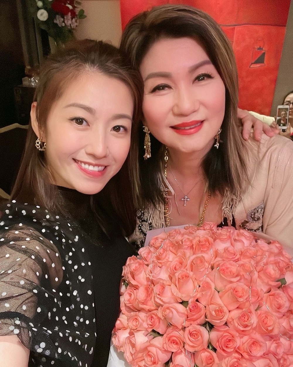 陳自瑤送花給樂小姐慶生。