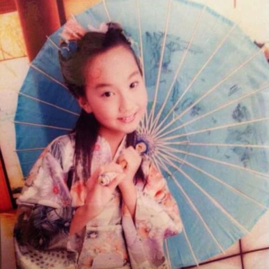 張靜婷喺IG公開過8歲時影嘅童年照