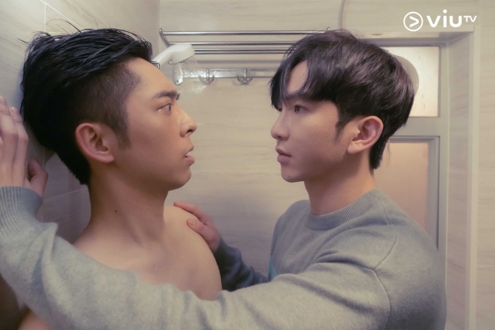 事主發現親生細佬含情脈脈望住自己男友。