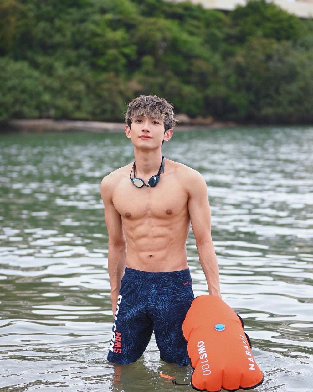 新晉演員王智騫在《I SWIM》憑著自然演技及話題十足的超正身形，成功彈起人氣暴增！