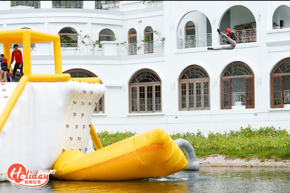 這裏的「炮彈飛人」足足有6米高，較去年的迷你飛人更高更刺激，單是爬下去過程已經不簡單，因為空間有限所以要成功爬到彈跳點都要些技巧和臂力，否則一不小心便有機會跌下水；而「炮彈飛人」除了講求被彈的玩家重量夠輕之外，負責彈的人都需要「有點份量」，只要一躍而下即可成功將被彈的玩家彈飛半空中。