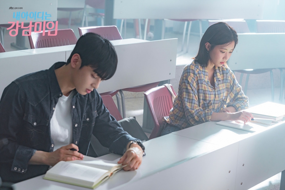 最近有內地網友喺「知乎」發文，題主指喺香港讀書，可唔可以搵到一個香港本地男朋友。