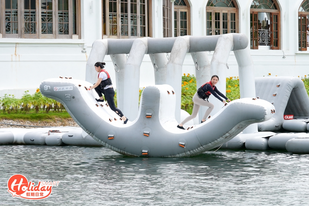 如果一大班朋友來玩就可以挑戰魔鬼搖搖板，感覺好似玩海盜船般，兩邊玩家需要用力前後移動，就可以做到海盜船的搖擺效果，而且越搖得大力，就越有機會令對方飛落湖，是考驗朋友之間友誼的時候。
