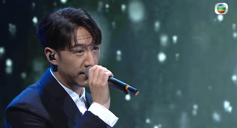 馮允謙演唱《分手總要在雨天》、而JW則演唱《願你今夜別離去》