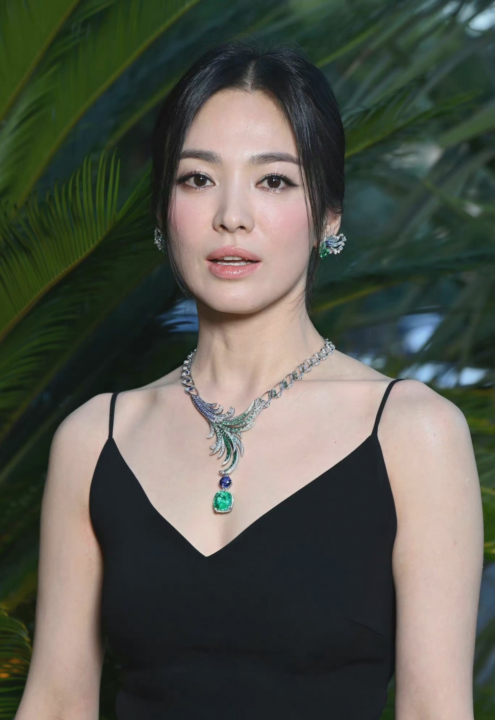 無P圖嘅原相曝光後引起熱議,唔少網友認為佢肌膚無咁緊緻,喺高清鏡頭下,臉上嘅細紋亦都頗為明顯。