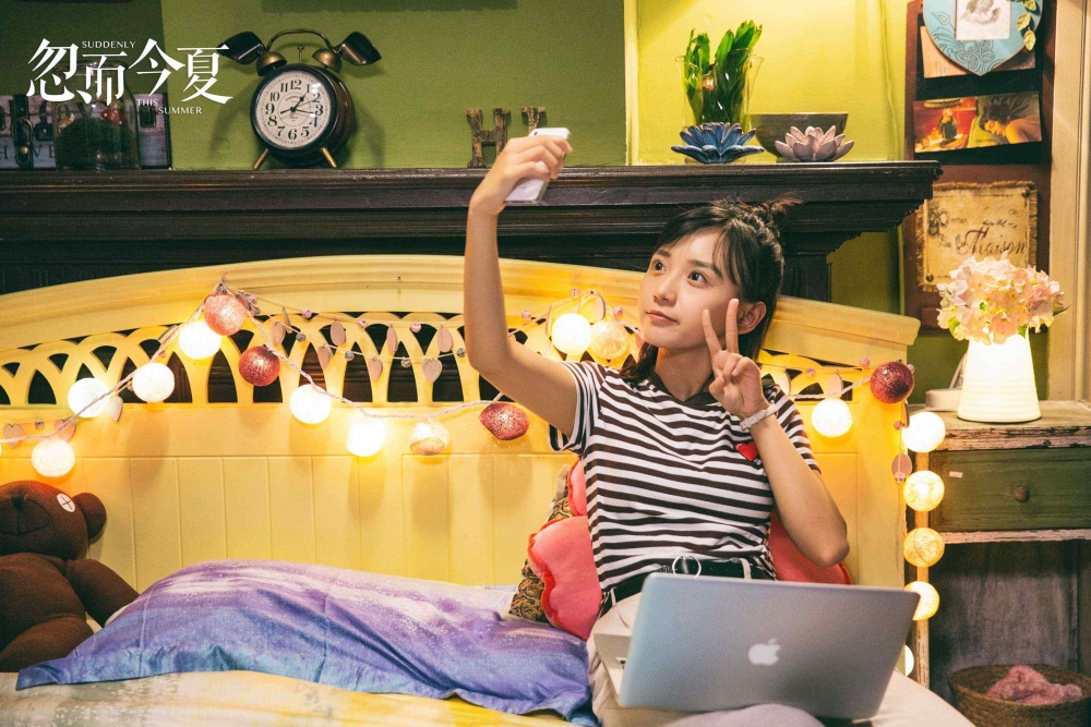 內地女生開個抖音小紅書，平時post下靚靚自拍，嘗試打入高级圈子