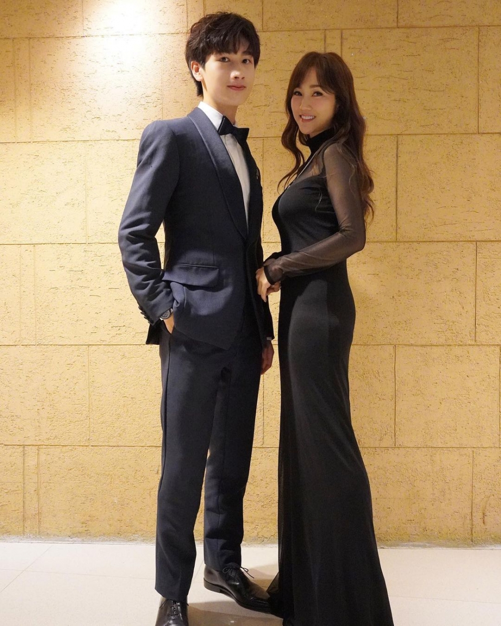 謝安琪上載與「最佳男配角」得主馮皓揚嘅合照～