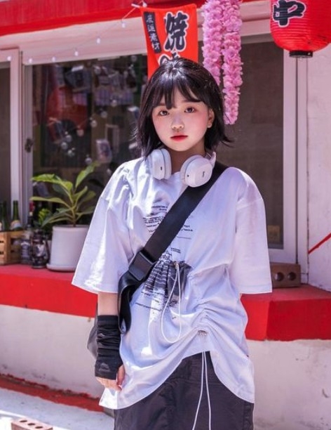 事實上該女演員係21歲嘅金允熙!