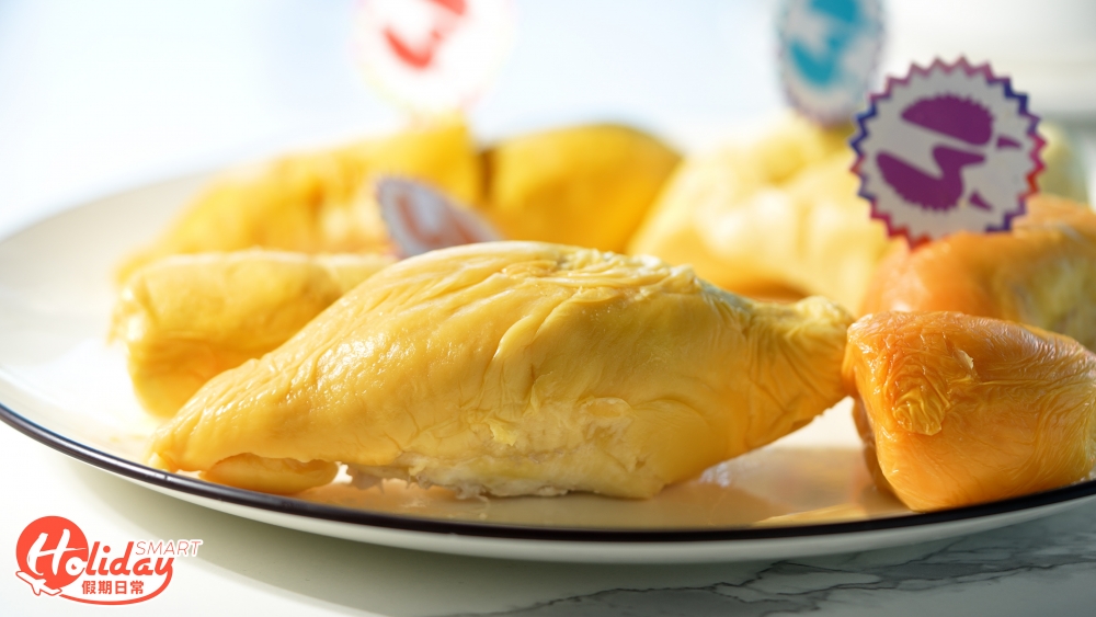 製作方法以法式泡芙為靈感，中間夾看似是牛油，其實是混入D24榴槤果蓉製成的巴巴洛瓦(Bavarois)。