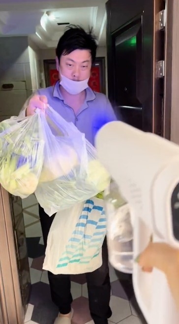 不過隨住留喺屋企嘅時間變長,丈夫就唔再打扮,而且身形亦有少少發福!