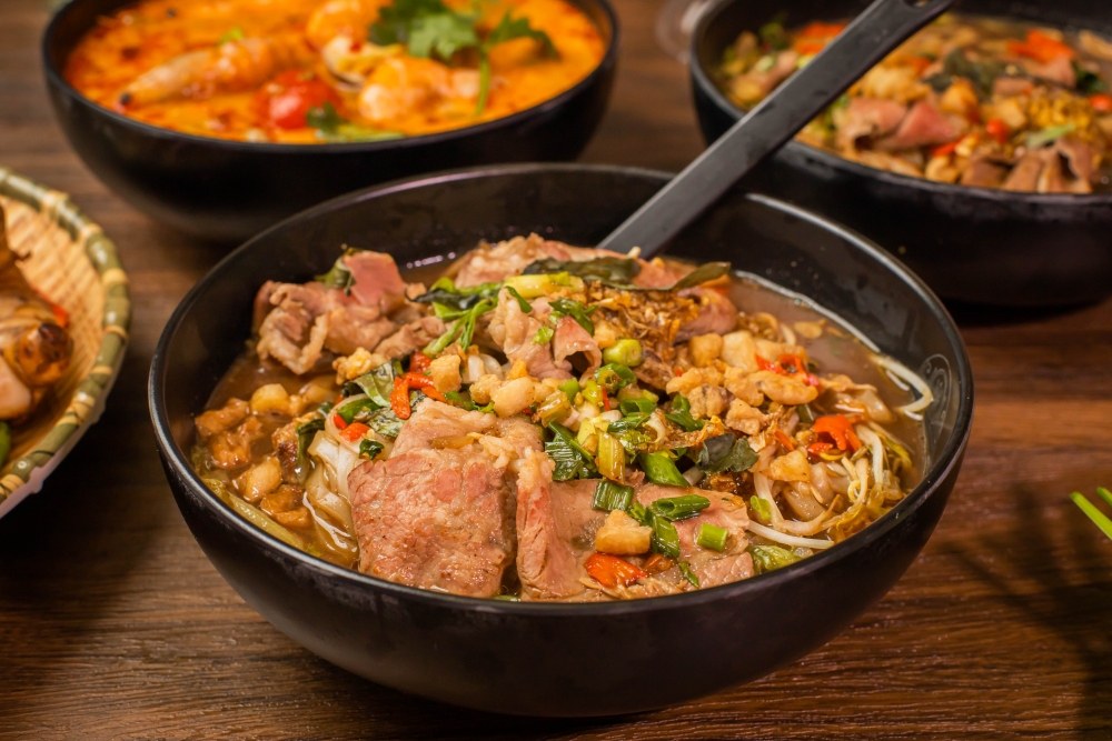 極級特濃湯牛肉船河，用大量地道食材熬煮湯底，濃郁又鮮甜。