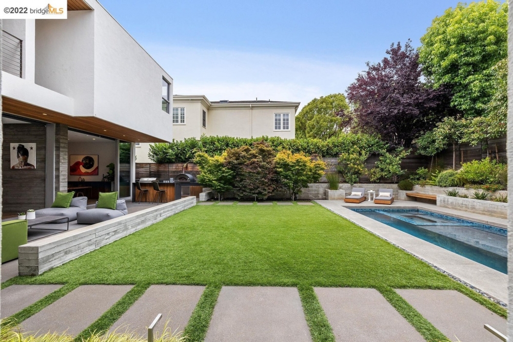 花園有一大片草地