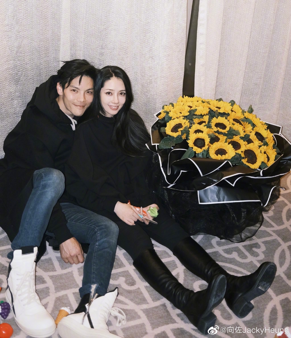 喺郭碧婷誕女後,向佐曾晒出夫妻合照向老婆示愛,大讚郭碧婷「生完之後更美」