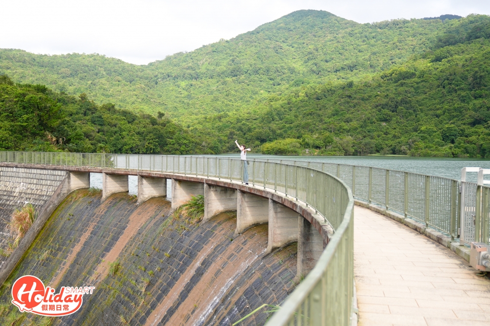 河背水塘是香港面積最細的灌溉水塘，屬於大欖郊野公園的一部份，是二戰後政府在新界興建的水塘，有別於一般的食用水水塘，這裏儲水主要用作灌溉新界西北的農田。