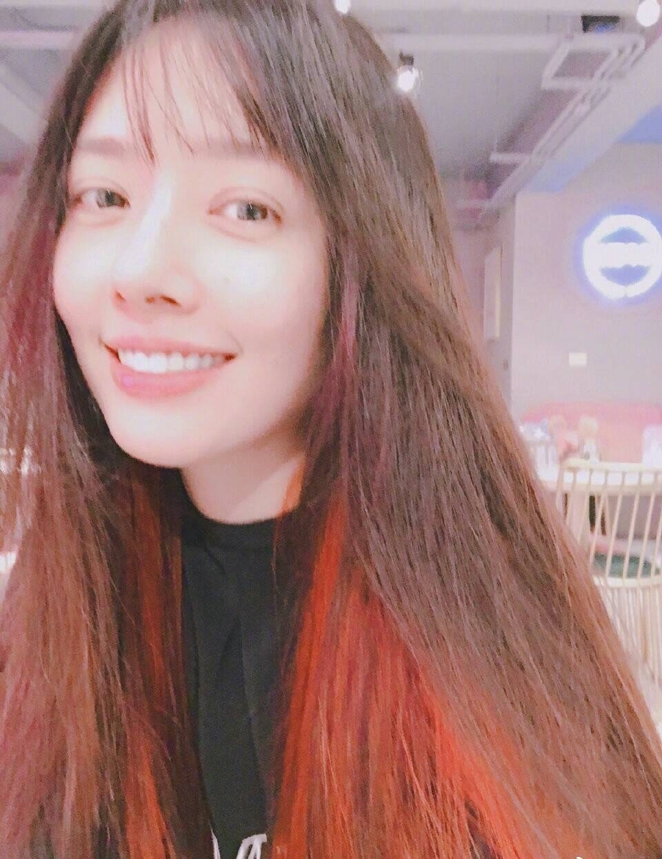 2019年底,郭碧婷喺微博大晒自拍,相中佢頭髮內挑染成橘紅色,竟引來奶奶向太不滿