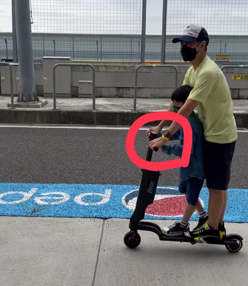 父子已送往醫院救治，林志穎經理人承認車廂父親係林志穎並表示林志穎父子目前在醫院觀察中。