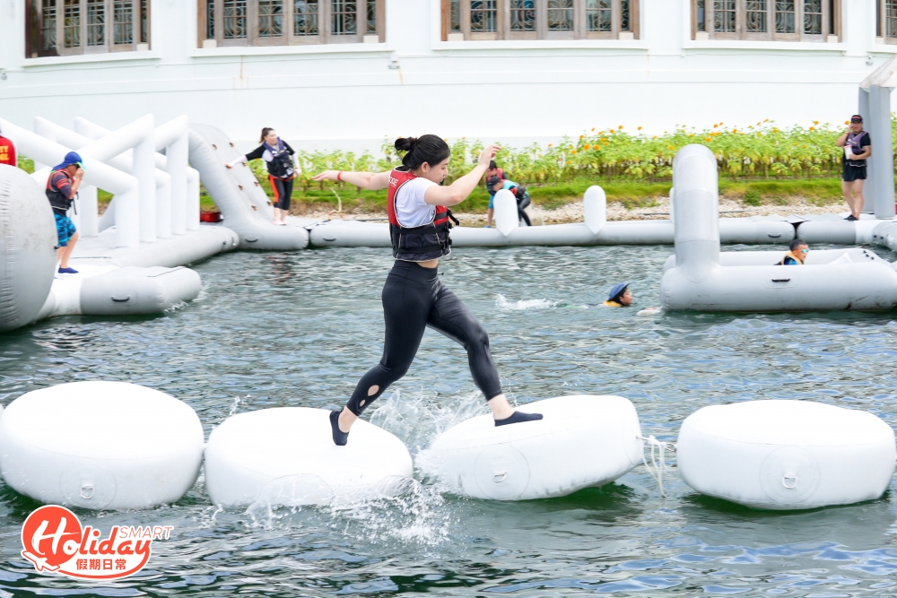 圍著場邊有多條不同難度的競技賽道，講求攀爬、跳躍和平衡力，絕對是考驗玩家的體力和技巧，包括水上滾輪、搖擺馬卡龍和水上吊環等，別以為看起來輕而易舉，要一口氣衝破所有障礙並不簡單，一不小心就會跌下水，如果拿捏到技巧，就可以好型完美過關，不妨跟朋友一較高下！