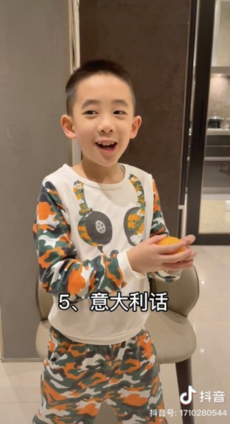 喺其中一條影片中,Jasper大晒識得講嘅6種語言